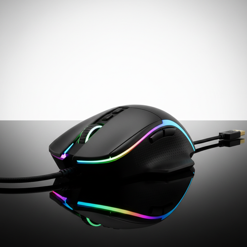 Ergonomisk gaming-mus med RGB-belysning på mørkt skrivebord